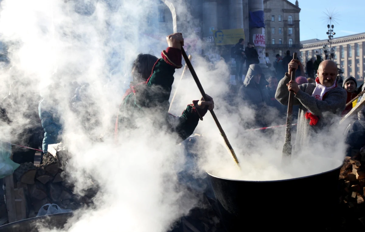 Nawet 150 tysięcy ludzi może się zjawić w niedzielę na Majdanie - twierdzą liderzy opozycyjnego protestu. Manifestacja ma się rozpocząć w południe. Także w niedzielę na Placu Europejskim odbędzie się demonstracja rządzącej, prezydenckiej Partii Regionów Ukrainy. Odległość między dwoma placami wynosi zaledwie 200 metrów.