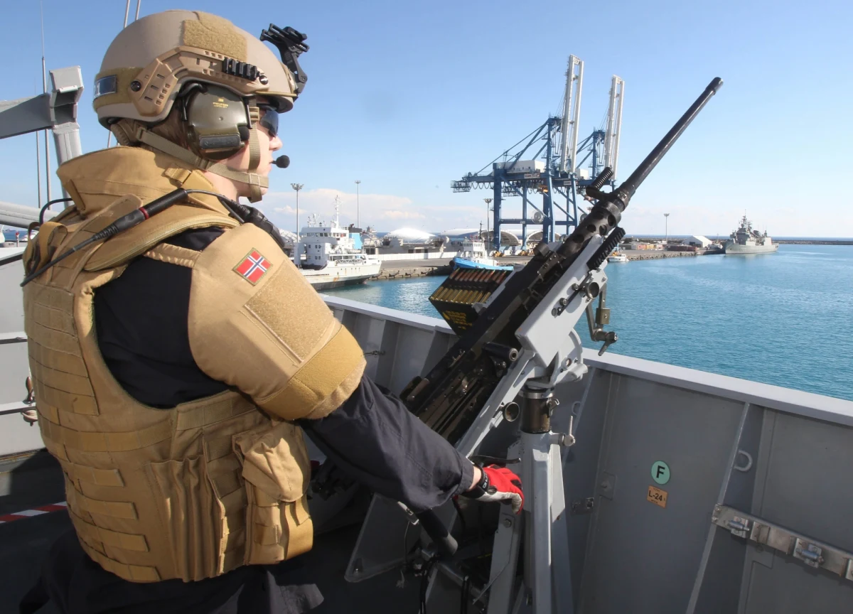 Duński okręt wojenny Esbern Snare i norweski Helge Ingstad oraz duński cywilny transportowiec Ark Futura są już na Cyprze. Wkrótce mają wyruszyć do Syrii po skonfiskowaną tam przez Organizację ds. Zakazu Broni Chemicznej najbardziej toksyczną broń chemiczną. Drugi statek przewozowy, norweski MV Taiko, ma także dotrzeć z Kanału Sueskiego do cypryjskiego portu Limasol w ciągu kilku dni. 