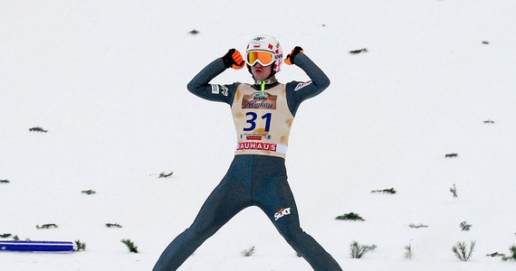 Kamil Stoch uzyskał 141 m i wygrał kwalifikacje do konkursu Pucharu Świata w skokach narciarskich w niemieckim Titisee-Neustadt. Awans wywalczyło sześciu Polaków, odpadł tylko Krzysztof Miętus. 
