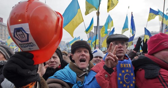 Od 100 tys. do 200 tys. ludzi według mediów i tylko 20 tys. według milicji uczestniczy w akcji "Dzień Godności" na Majdanie w Kijowie. Demonstranci domagają się zbliżenia Ukrainy z Unią Europejską oraz występują przeciwko pogłębianiu współpracy z Rosją. 