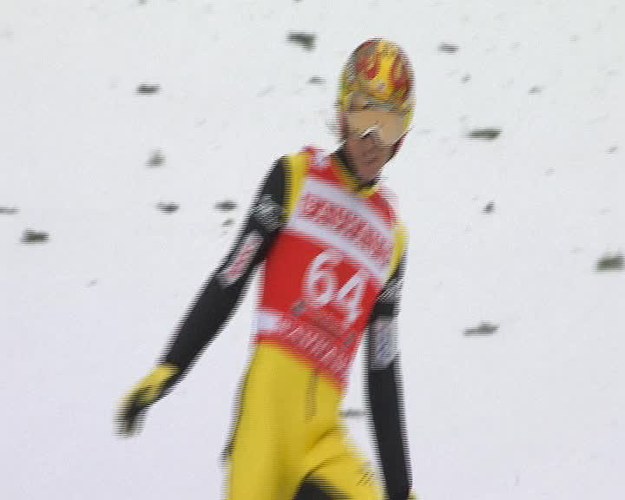 Kamil Stoch wygrał niedzielny konkurs Pucharu Świata w skokach narciarskich w niemieckim Titisee-Neustadt. Drugie miejsce zajął Szwajcar Simon Ammann, a trzecie Japończyk Noriaki Kasai. Pod koniec pierwszej serii groźny upadek miał Thomas Morgenstern, który śmigłowcem został przetransportowany do szpitala.