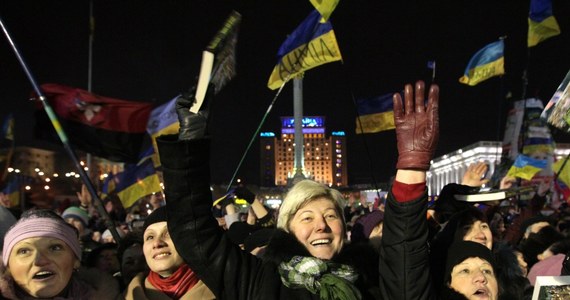 Uczestnicy protestów prounijnych i antyrządowych na Majdanie Niepodległości w Kijowie uchwalili rezolucję, która zabrania prezydentowi Wiktorowi Janukowyczowi podpisywania umowy o przyłączeniu Ukrainy do Unii Celnej Rosji, Białorusi i Kazachstanu. Jak twierdzą, może do tego dojść podczas planowanego na wtorek spotkania w Rosji.