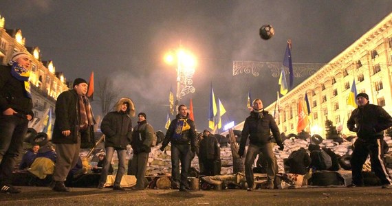 ​Ochroniarze kijowskiego Majdanu wyprowadzili w nocy z terenu miasteczka namiotowego nietrzeźwego mężczyznę, który według nich miał milicyjną legitymację. Zaprowadzono go do zajętego przez demonstrantów budynku przy Majdanie.