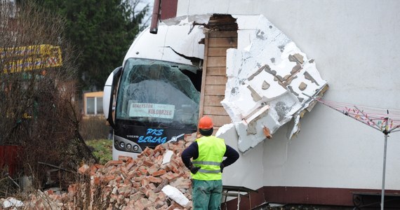 Jeszcze dziś część rodzin wróci do budynku, w który wczoraj uderzył autobus PKS-u – usłyszała od burmistrza Sianowa w Zachodniopomorskiem nasza reporterka Aneta Łuczkowska. Remont pozostałych trzech mieszkań może trwać nawet dwa miesiące. W wypadku rannych zostało siedem osób. 