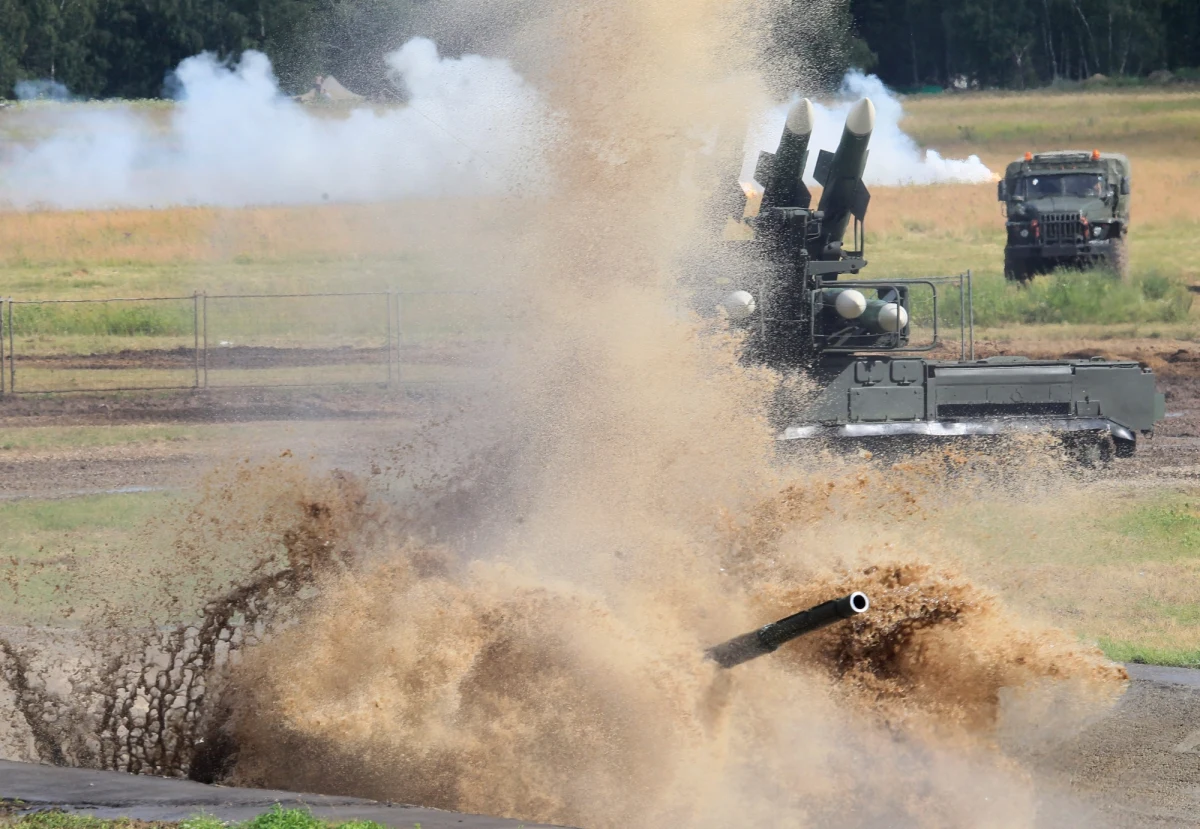 ​Iskandery już od półtora roku rozmieszczone są w obwodzie kaliningradzkim - twierdzi rosyjski dziennik "Izwiestia". Zdaniem gazety, taka sytuacja ma związek nie tyle z tarczą antyrakietową, co z aktywnością NATO w Europie Wschodniej.
