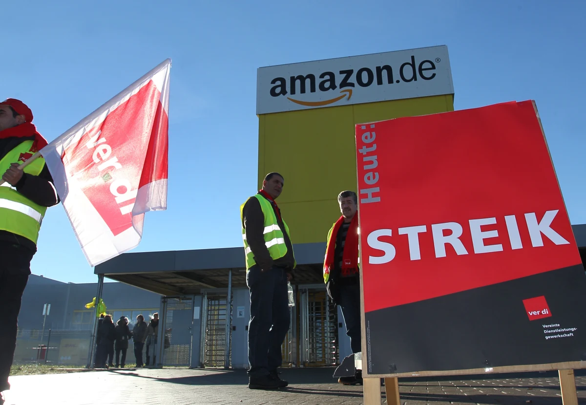 W najgorętszym dla handlu okresie przedświątecznym pracownicy amerykańskiego giganta sprzedaży internetowej Amazon rozpoczęli w poniedziałek w Niemczech kilkudniowy strajk. Związek zawodowy sektora usług Verdi domaga się poprawy warunków pracy i wyższych płac. 