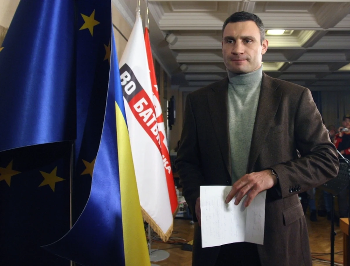 Witalij Kliczko stracił pas federacji WBC w wadze ciężkiej i ma status "mistrza w zawieszeniu" - poinformował prezydent tej organizacji Jose Sulaiman. Koncentrujący się na polityce Ukrainiec w dowolnym momencie może wrócić do boksu i walczyć od razu o tytuł. 