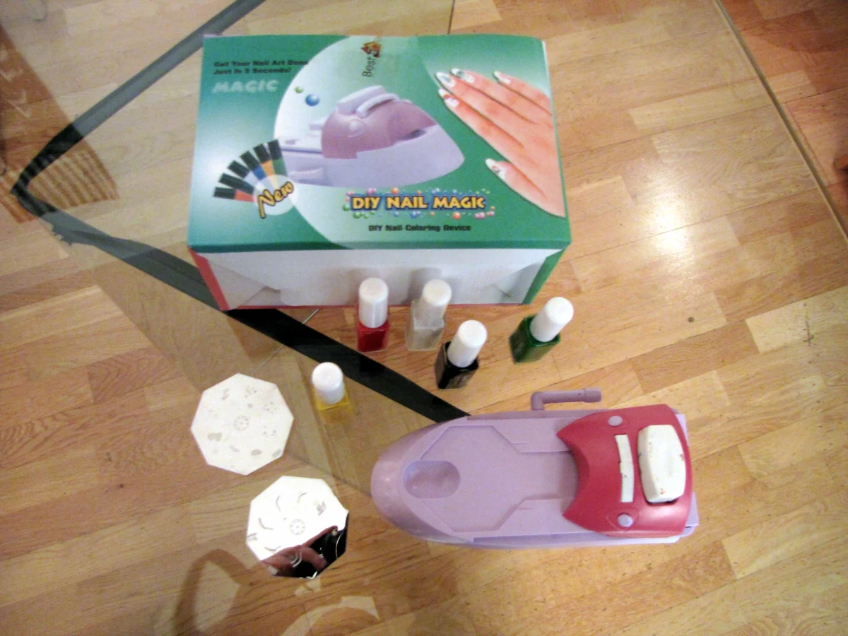 Małe paryżanki – już w wieku od 10 lat - wprost oszalały na punkcie dosyć specyficznych prezentów pod choinkę. Chodzi o dziecięce zestawy do ozdabiania paznokci. 