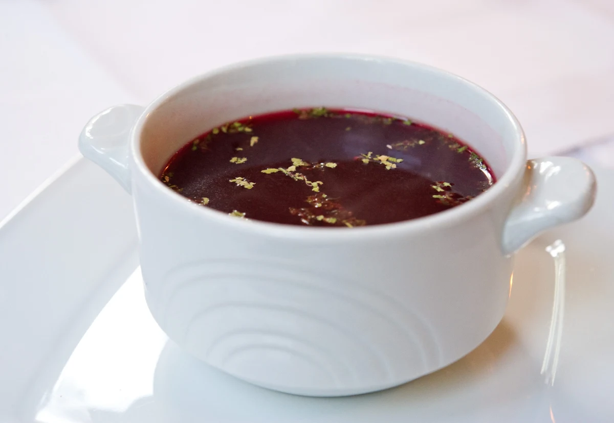 W Wigilię na stołach polskich rodzin obowiązkowo powinien pojawić się barszcz czerwony. 24 grudnia barszcz gotujemy w wersji postnej, bez dodatków mięsnych i podajemy go z uszkami, krokietami z kapustą lub fasolą.