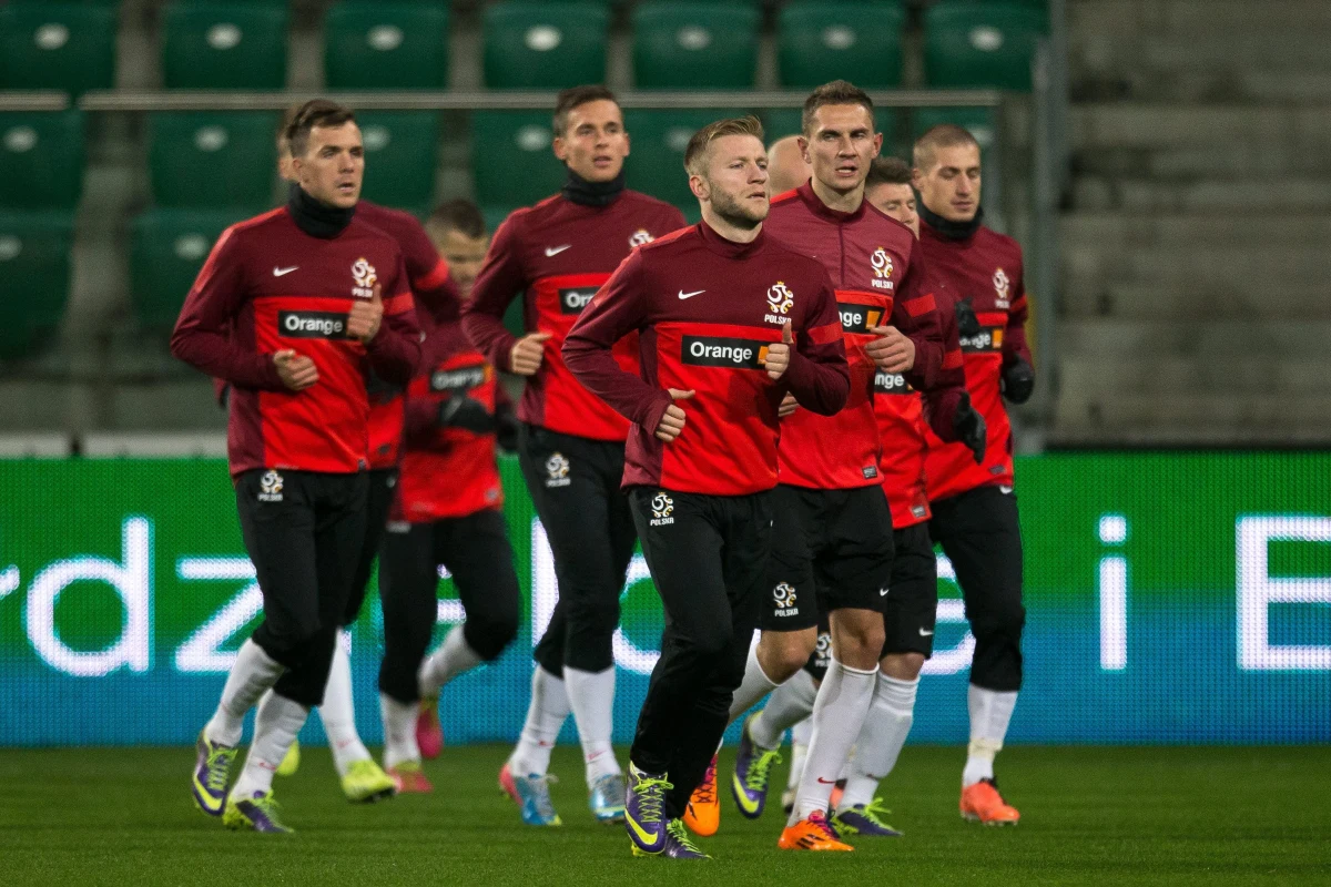 W Polsce od lat rodzi się zbyt mało dzieci. Przyczyny tego stanu rzeczy są złożone, jednym z nich jest emigracja młodych Polaków po wstąpieniu kraju do Unii Europejskiej. W samej Polsce nie widać spójnej i sensownej koncepcji, co z tym począć. Wobec braku nie tylko konkretnych, ale niemal jakichkolwiek pomysłów rządu na walkę z tym zjawiskiem i braku natychmiastowych szans na wymianę owego rządu na lepszy, proponuję więc tymczasowe rozwiązanie. Trzeba winą obarczyć PZPN. I zażądać radykalnych działań.