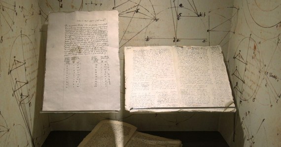 W książkach należących kiedyś do Mikołaja Kopernika badacze odnaleźli sześć glos, czyli notatek zapisanych na marginesie. Zdaniem uczonych istnieje duże prawdopodobieństwo, że napisał je genialny astronom, ale by to potwierdzić, konieczne są badania.
