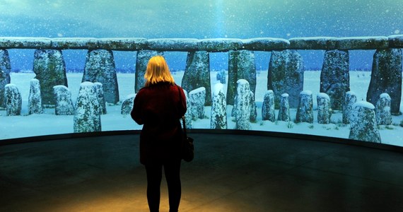 27 milionów funtów - tyle kosztowała rewitalizacja słynnego Stonehenge, gigantycznej prehistorycznej budowli z kamienia. W ramach projektu powstał nowoczesny punkt turystyczny, który właśnie został udostępniony zwiedzającym.
