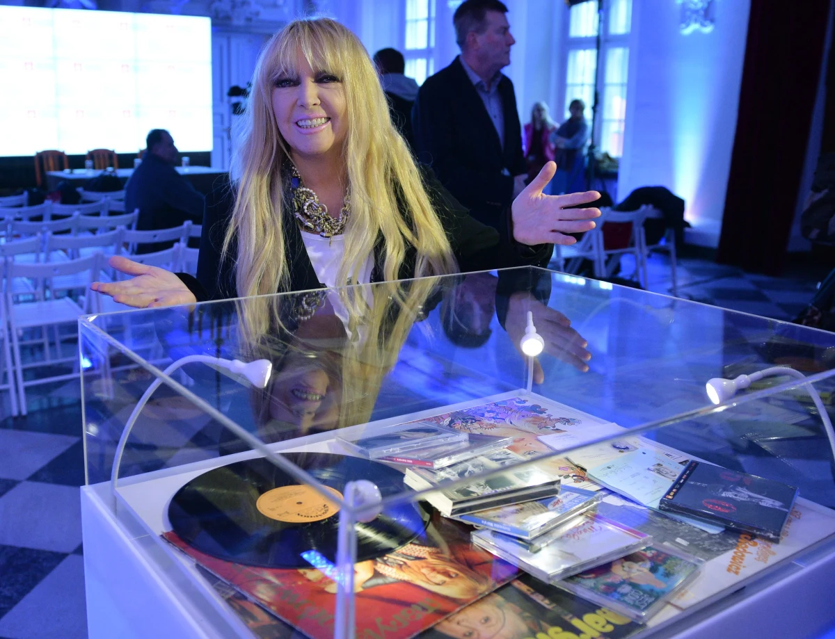 Ponad 60 listów Agnieszki Osieckiej, rękopisy, partytury i dzienniki złożyły się na archiwum Maryli Rodowicz. Dzisiaj piosenkarka przekazała swoje zbiory Bibliotece Narodowej.