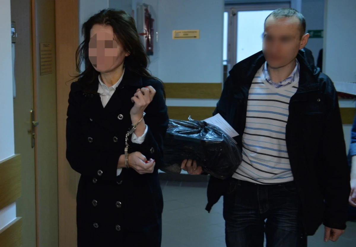 31-latka, która wjechała samochodem do przejścia podziemnego w centrum Warszawy, będzie sądzona na zasadach ogólnych, a nie w trybie przyspieszonym - postanowił sąd. Uznał za konieczne badania dotyczące poczytalności oskarżonej. W sądzie kobieta skarżyła się, że zastosowane wobec niej środki procesowe kolidują z jej planami na święta. 