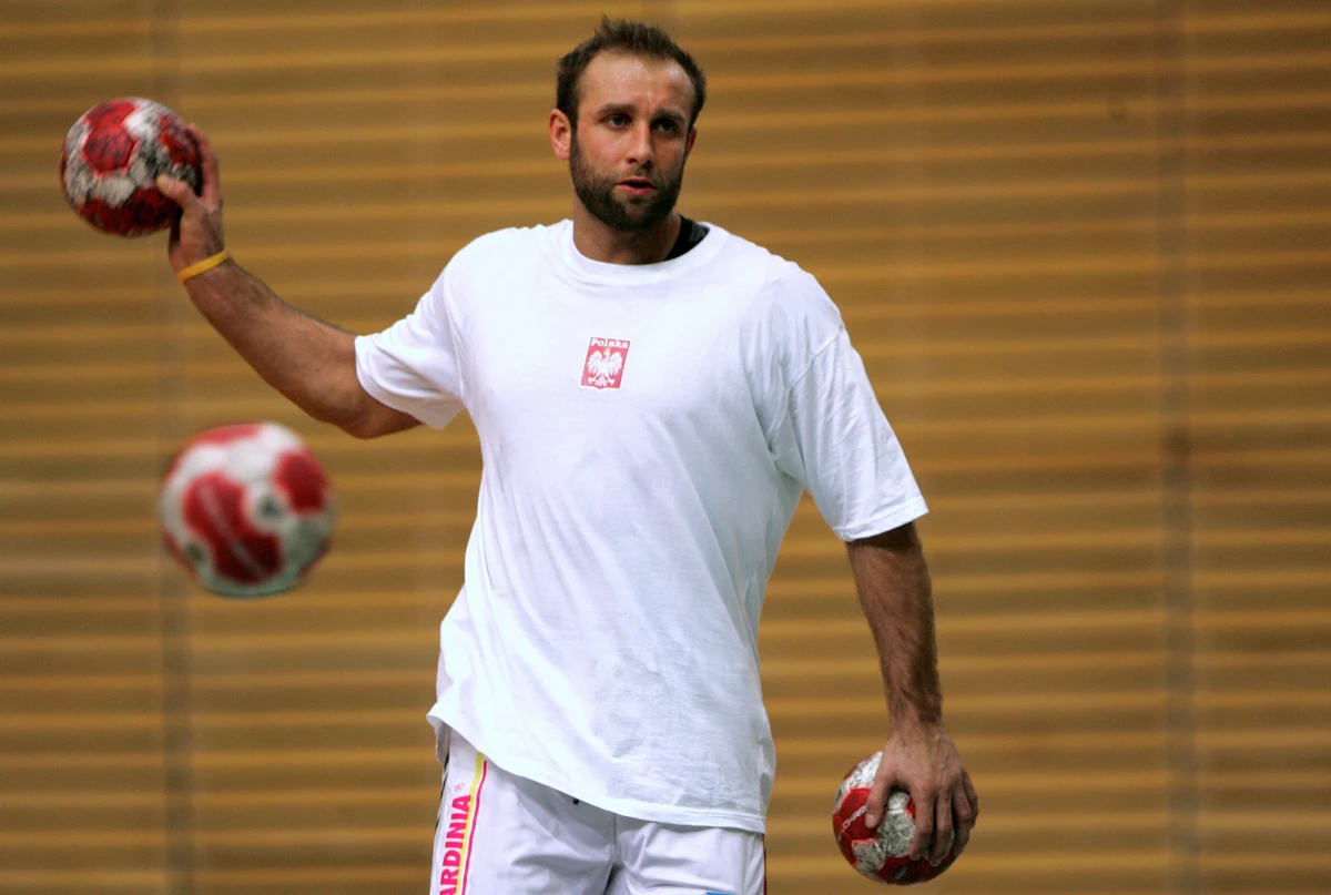 "To zgrany zespół, który w Serbii może jeszcze sprawić niespodziankę - mówi w rozmowie z dziennikarzem RMF FM Artur Siódmiak, były piłkarz ręczny a prywatnie szwagier Karoliny Siódmiak naszej szczypiornistki. Jak dodaje, przed mistrzostwami nikt nie stawiał na Polki. Teraz - po wygranej z Francją - stały się czarnym koniem imprezy. 