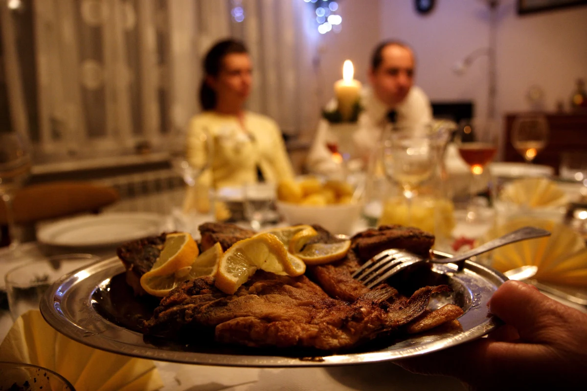 Większość Polaków nie wyobraża sobie wigilijnego stołu bez karpia. Smażony, w galarecie, po żydowsku... W książkach kucharskich aż roi się od przepisów na potrawy z tej ryby. My proponujemy Wam ten najprostszy – na karpia smażonego.