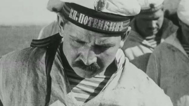 Film oparty jest na autentycznym zdarzeniu, jakim było powstanie załogi rosyjskiego czarnomorskiego pancernika "Potiomkin" ("Kniaź Potiomkin Tawriczeskij") przeciw carskiemu dowództwu. "Pancernik Potiomkin" był w założeniu filmem propagandowym, gloryfikującym rewolucyjny zryw marynarzy, lecz dzięki użytym środkom wyrazu artystycznego, szczególnie nowatorskiemu montażowi, uznawany jest za jeden z najbardziej znaczących filmów w historii kina.