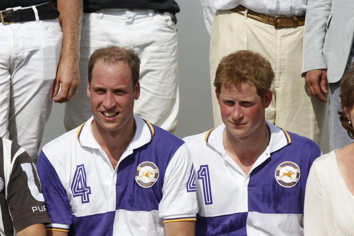 "Prawie zostałem postrzelony" - miał powiedzieć swojej ówczesnej narzeczonej Kate Middleton książę William. Nagranie z poczty głosowej przechwycili hakerzy pracujący dla nieistniejącego już tabloidu "News of the World".