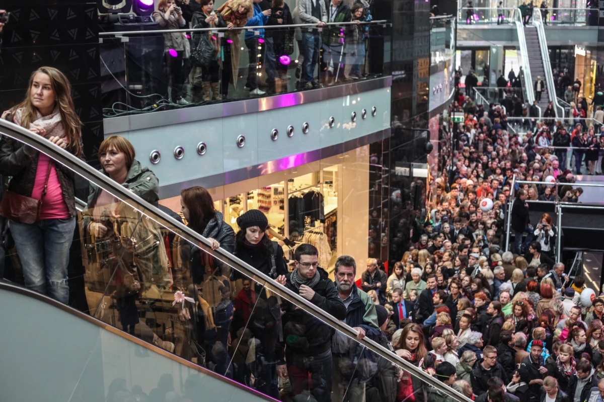 Prawo do informacji, mniejsze koszty związane z zawieraniem umów, prawo do odstąpienia od umowy - to między innymi założenia zmian w ustawie o prawach konsumenta, które wejdą w życie w przyszłym roku. Rząd ma przyjąć nową ustawę na wigilijnym posiedzeniu.