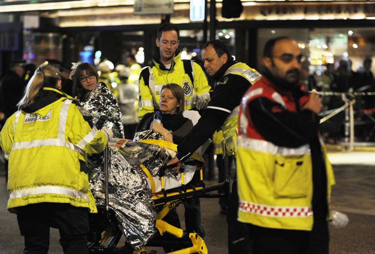 Część sufitu zarwała się w wieczorem podczas przedstawienia w zabytkowym teatrze Apollo w centrum Londynu. Brytyjska straż pożarna mówi o blisko 90 rannych, w tym siedmiorgu poważnie. W czasie przedstawienia budynek był wypełniony po brzegi.  
