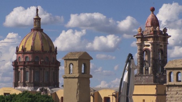 Oto najlepsze turystyczne miasto świata – i nie jest to wcale Paryż, Rzym ani Nowy Jork! To San Miguel de Allende leżące w sercu Meksyku. Ten zaszczytny tytuł przyznali mu uczestnicy dorocznej ankiety przeprowadzonej przez prestiżowy magazyn podróżniczy „Conde Nast Traveller”. W głosowaniu wzięło udział około 1,3 miliona osób z całego świata.


San Miguel de Allende odwiedziło w 2012 r. ponad milion turystów. Miasto kusi bogatą ofertą wypoczynkową, luksusowymi hotelami, pyszną meksykańską kuchnią - a także skarbami sztuki i architektury z czasów kolonialnych.