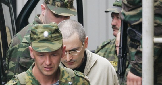 "Z przyczyn rodzinnych poprosiłem prezydenta Rosji Władimira Putina o ułaskawienie" - poinformował w oświadczeniu Michaił Chodorkowski. Uwolniony biznesmen, który jest już w Berlinie podkreśla, że nie przyznał się do czynów, za których rzekome popełnienie siedział w więzieniu.