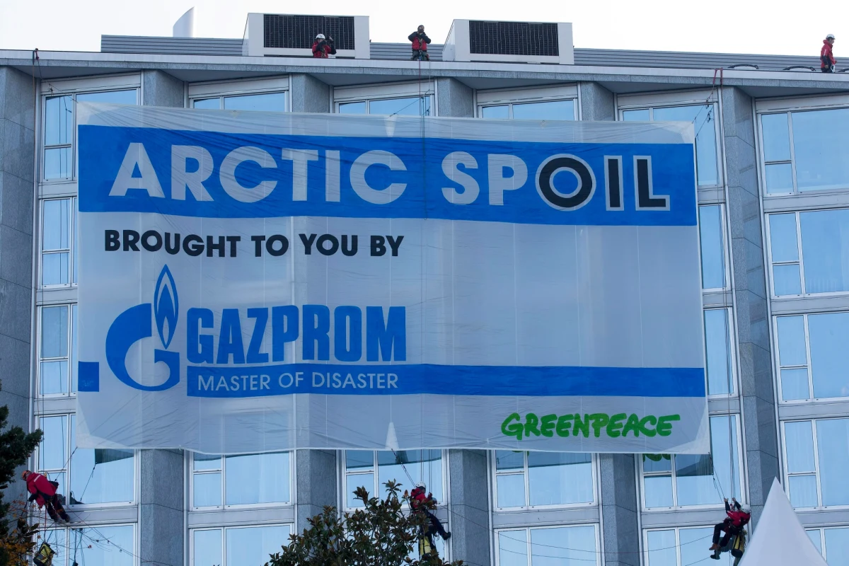 Gazprom rozpoczął eksploatacji swego pierwszego pola naftowego w Arktyce. Pole Prirazłomnoje znajduje się na Morzu Barentsa. We wrześniu zatrzymano tam działaczy Greenpeace'u, którzy weszli na platformę wiertniczą Prirazłomnaja. 