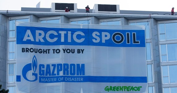 Gazprom rozpoczął eksploatacji swego pierwszego pola naftowego w Arktyce. Pole Prirazłomnoje znajduje się na Morzu Barentsa. We wrześniu zatrzymano tam działaczy Greenpeace'u, którzy weszli na platformę wiertniczą Prirazłomnaja. 
