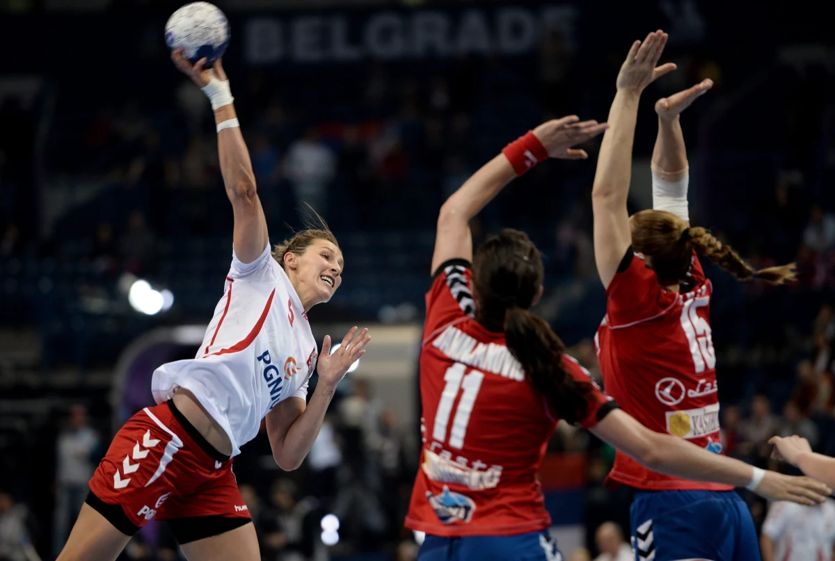 Polki przegrały w Belgradzie 18 do 24 z Serbkami w półfinale mistrzostw świata. Nasze szczypiornistki już w niedzielę zawalczą o trzecie miejsce. Wcześniej w pięknym stylu pokonały Rumunię i Francję. Przeczytaj relację "minuta po minucie". 