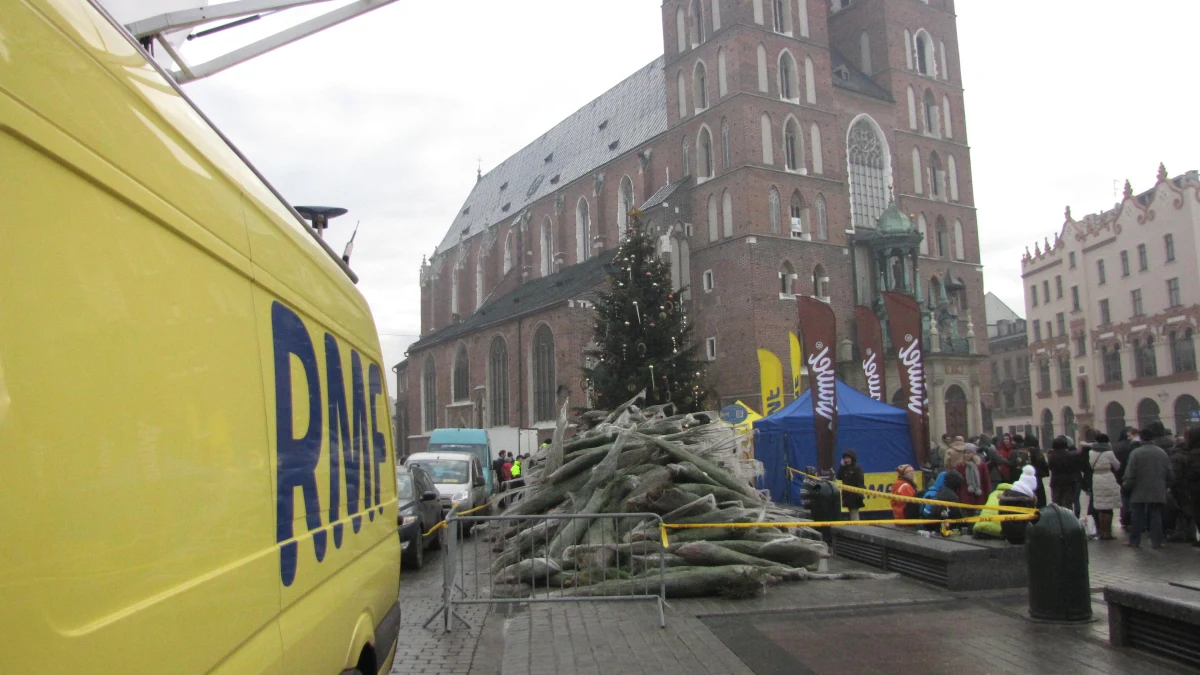 Kraków był dwunastym i ostatnim przystankiem na trasie naszego choinkowego konwoju! Piękne, pachnące drzewka rozdaliśmy na Rynku Głównym. Tam również można było posłuchać kolęd i wziąć udział w naszym świątecznym karaoke. Wielki Finał kolędowania ruszy w poniedziałek!