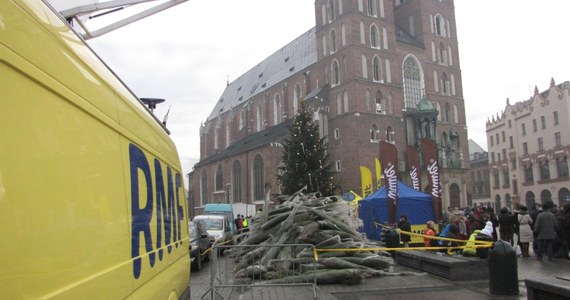Choinki pod choinkę od RMF FM rozdane! Wielki Finał za nami - Raport: Boże Narodzenie 2013. Choinki Kraków był dwunastym i ostatnim przystankiem na trasie naszego choinkowego konwoju! Piękne, pachnące drzewka rozdaliśmy na Rynku Głównym. Tam również można było posłuchać kolęd i wziąć udział w naszym świątecznym karaoke. Wielki Finał kolędowania ruszy w poniedziałek!