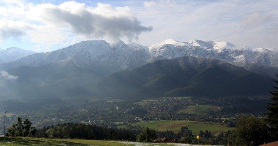 W święta będzie problem ze śniegiem w Tatrach. Synoptycy zapowiadają halny i odwilż. Będzie wiało z prędkością do 80 km/godz. W Zakopanem termometry pokażą nawet 10 stopni C. Wszystko wskazuje na to, że okres świąteczny w górach będzie "po wodzie". 