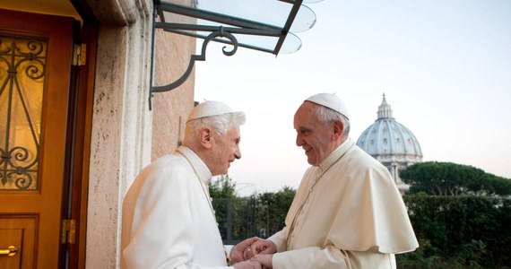 Papież Franciszek odwiedził Benedykta XVI w jego mieszkaniu w dawnym budynku klasztornym. Z okazji zbliżających się świąt złożył emerytowanemu papieżowi życzenia. 