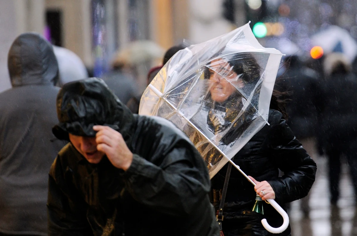 Wichury dochodzące do 140 km/godz i towarzyszące im ulewne opady deszczu, które zaatakowały w poniedziałek Francję i Wielką Brytanię spowodowały co najmniej 2 ofiary śmiertelne i wywołały chaos w komunikacji. Dziesiątki tysięcy domów zostało pozbawionych prądu.
