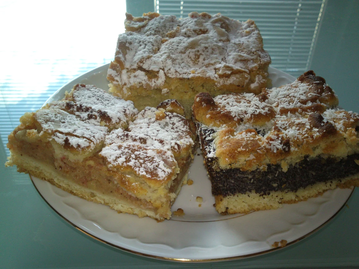 W wielu domach na Górnym Śląsku w pierwszy dzień świąt nie gotuje się. Zjada się to, co zostało z Wigilii. Tam, gdzie świąteczny obiad musi być, królują mięsa: kaczka, indyk albo gęś i tradycyjne śląskie dodatki.  