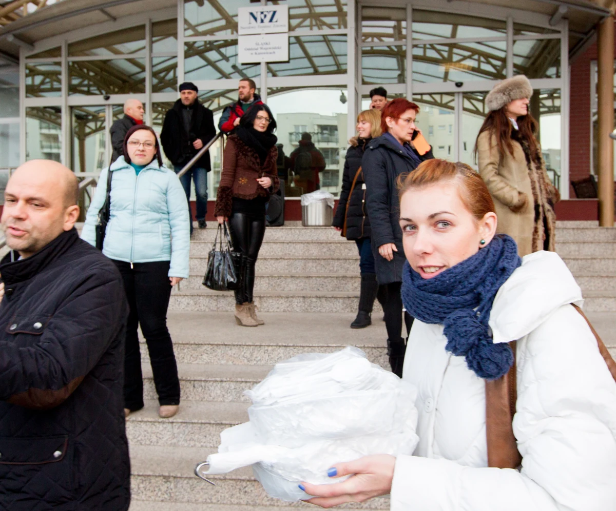 Sukcesem zakończyły się rozmowy z NFZ-em przedstawicieli prywatnego szpitala ze Śląska. Jego pracownicy od tygodnia okupowali katowicki oddział Narodowego Funduszu Zdrowia. Centrala zgodziła się przedłużyć kontraktowanie do końca stycznia. Szef regionu śląskiego Narodowego Funduszu Zdrowia zerwał umowę ze szpitalem po tym, jak CBA zawiadomiło prokuraturę o możliwych przestępstwach przy kontraktowaniu. 