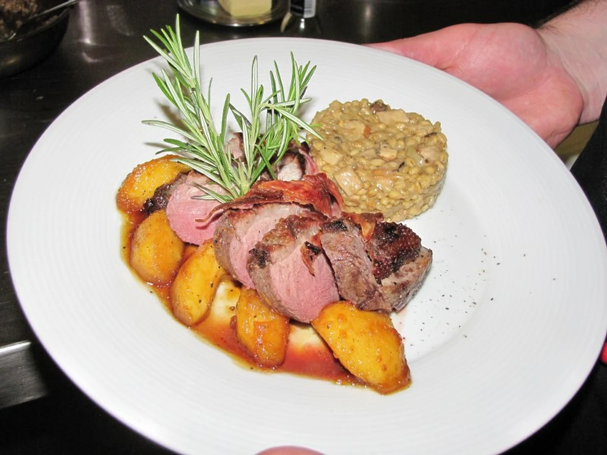 Kuchnia na Lubelszczyźnie to przede wszystkich drób, dzikie ptactwo, grzyby, kasze, zioła i generalnie wszystko to, co można było znaleźć w obejściu, czy gospodarstwach należących do dworów szlacheckich. Od wieków zielona kraina dostarczała wszelkich składników na stoły. Przy okazji ciągłe wpływy żydowskie, ruskie, ukraińskie sprawiały, że potrawy nabierały coraz bardziej wysublimowanego smaku. Na przykład gęsina. 