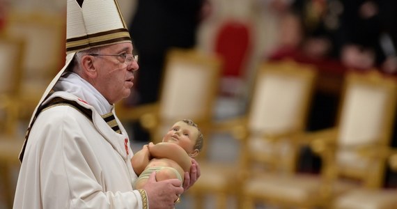 "Jezus przyszedł na świat, by wyzwolić ludzi z ciemności. Przezwyciężcie pychę, fałsz, pokusy podążania za własnymi interesami" - powiedział papież podczas pasterki w bazylice Świętego Piotra. Franciszek przypomniał słowa proroka Izajasza: "Naród kroczący w ciemnościach ujrzał światłość wielką".