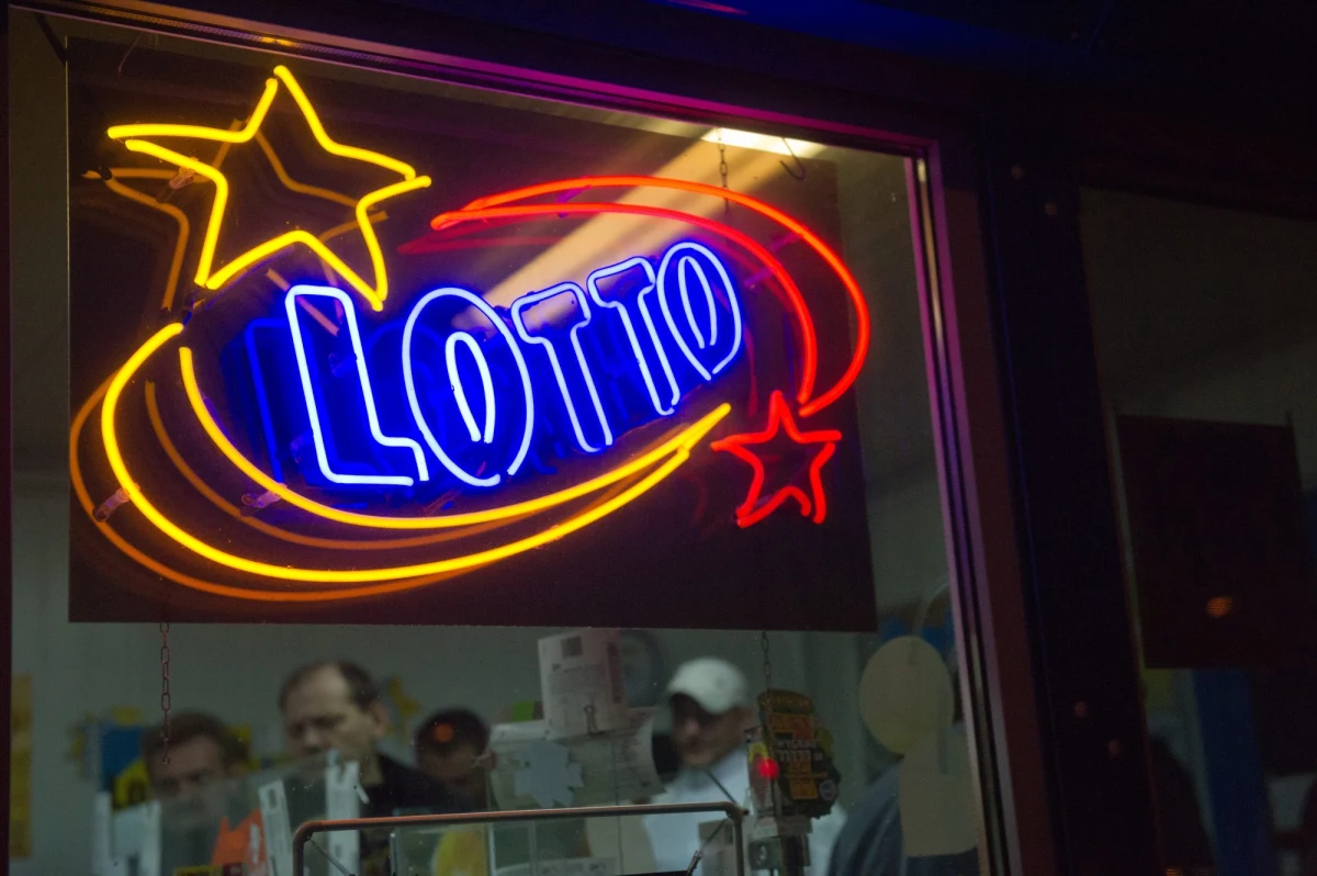 Świąteczne losowanie Lotto przyniosło wielkie szczęście jednej osobie. To ona rozbiła SuperKUMULACJĘ wygrywając aż 20 000 000 zł. Takiego prezentu pod choinką mógłby chyba sobie życzyć każdy.  