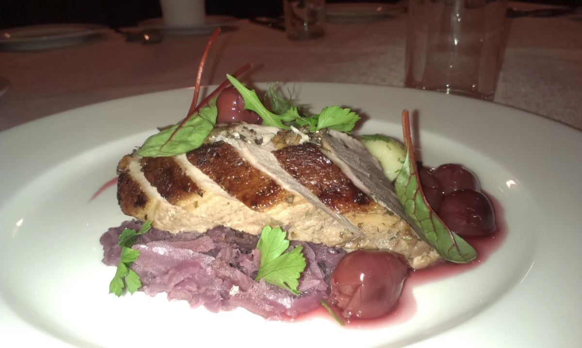 Kaczka często gości na świątecznych stołach na Dolnym Śląsku. Podawana jest na tysiące sposobów, w tym na słodko z wiśnią.  