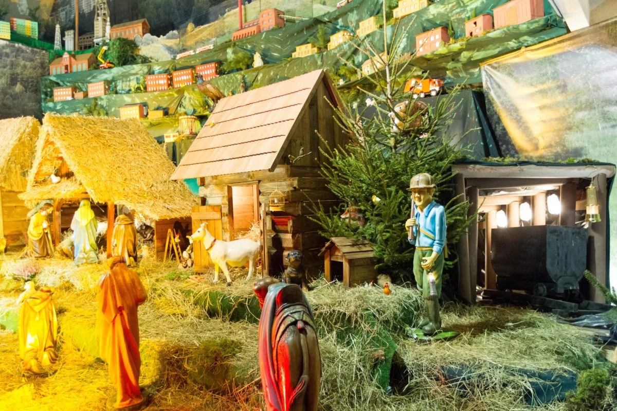 Na co dzień z powagą i zaangażowaniem wprowadzają słuchaczy w świat polityki. Demaskują afery, ujawniają nieprawidłowości, zadają trudne i niewygodne pytania... Tym razem podeszli do sprawy z humorem. Dziennikarze RMF FM podsumowali kończący się rok w 10 odcinkach politycznej szopki. Posłuchajcie - dobra zabawa gwarantowana!