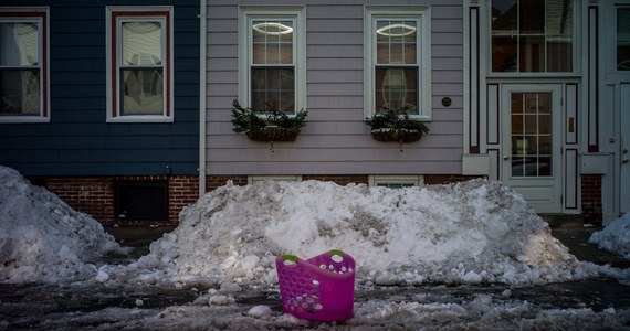 Co najmniej pół miliona odbiorców pozostaje bez prądu w północno-wschodniej i centralnej części Stanów Zjednoczonych oraz we wschodniej Kanadzie. To skutki burz śnieżnych, które przeszły w weekend. Odnotowano śmierć co najmniej 24 ludzi. 