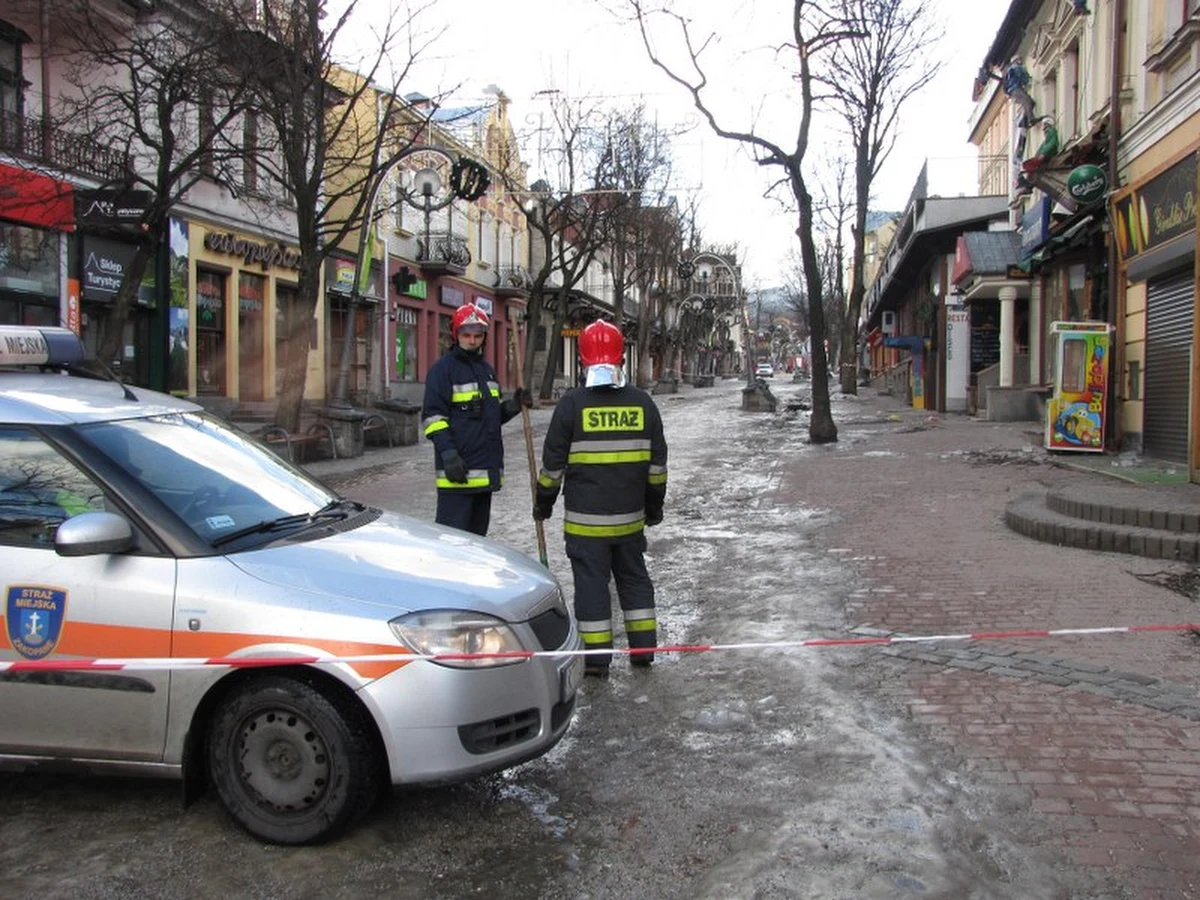 Dzięki przełączeniom sieci udało się wznowić dostawy prądu do 15 tysięcy domów w Zakopanem i okolicy. Ponad półtora tysiąca nadal jednak nie ma elektryczności. Wiatr ciągle mocno wieje. Straty po halnym są trudne do oszacowania, ale sięgną wielu milionów złotych. Uszkodzonych zostało 25 budynków i ok. 15 samochodów.