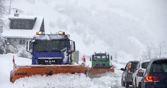 Zachmurzenie na ogół umiarkowane, wiatr słaby i temperatura maksymalna do 8 st. C - takie są prognozy na dziś. W sobotę chwil ze słońcem również zabraknie, za to w niedzielę chmur będzie znacznie więcej i lokalnie spodziewane są opady deszczu. Przyszły tydzień przyniesie ochłodzenie, ale o białym sylwestrze raczej nie ma co marzyć. Nowy Rok również powitamy raczej jesienną aurą. Zimowo ma się zrobić w Polsce dopiero około 8 stycznia.