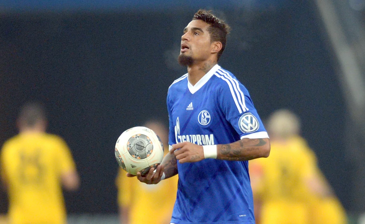 Piłkarz Schalke Gelsenkirchen i reprezentacji Ghany Kevin-Prince Boateng został napadnięty przez nieznanego sprawcę. Jak poinformowała niemiecka policja, świętujący Boże Narodzenie w Kaarst zawodnik został lekko rany.