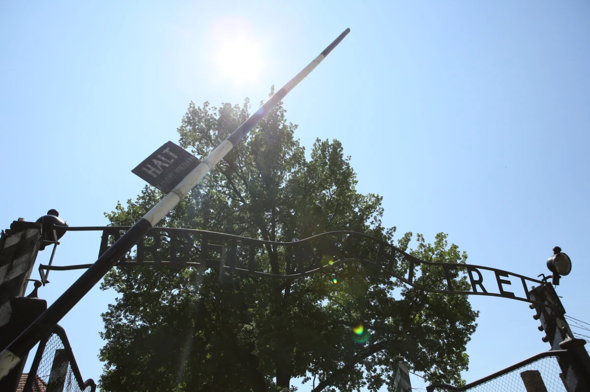 Studenci z Turcji, którzy w byłym niemieckim obozie w Auschwitz wykonywali gesty nazistowskiego pozdrowienia staną przed sądem. Odpowiedzą za publiczne propagowanie ustroju faszystowskiego i znieważenia miejsca pamięci. 