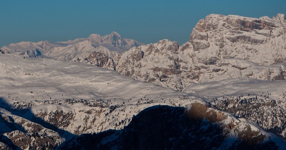 Słynny alpejski kurort Cortina d’Ampezzo koło Belluno we Włoszech drugi dzień jest bez prądu. Przyczyną gigantycznej awarii są intensywne śnieżyce, które poważnie uszkodziły sieć energetyczną w okolicy.