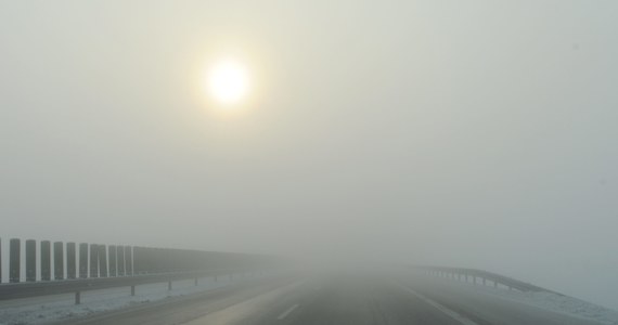 Bardzo gęsta mgła na trasach w Małopolsce i w Śląskiem. Widoczność miejscami spada do pięciu metrów. Problemy są również na lotnisku w podkrakowskich Balicach.