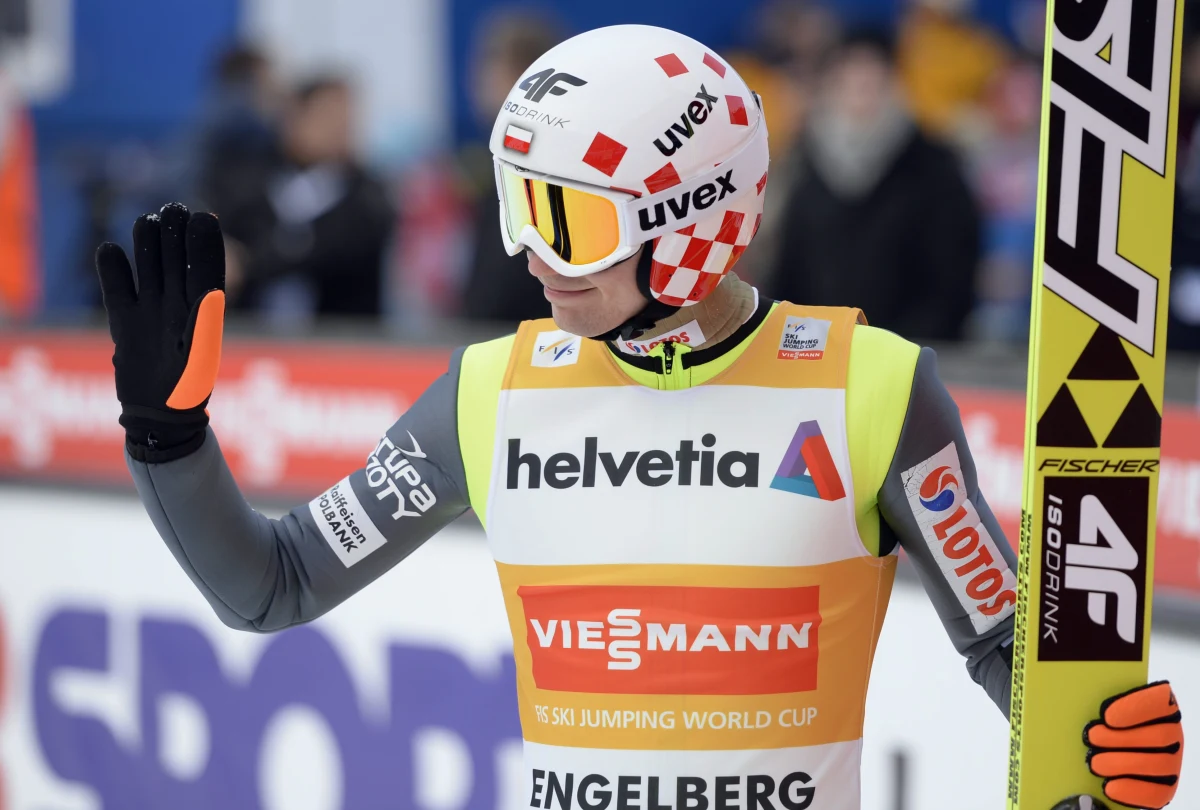 Kamil Stoch jest obecnie o krok przed resztą stawki, co czyni go głównym faworytem Turnieju Czterech Skoczni - uważa austriacki narciarz Andreas Goldberger. Impreza rozpocznie się dziś kwalifikacjami w Oberstdorfie.