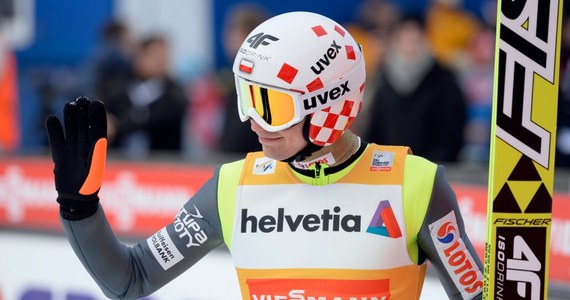 Kamil Stoch jest obecnie o krok przed resztą stawki, co czyni go głównym faworytem Turnieju Czterech Skoczni - uważa austriacki narciarz Andreas Goldberger. Impreza rozpocznie się dziś kwalifikacjami w Oberstdorfie.